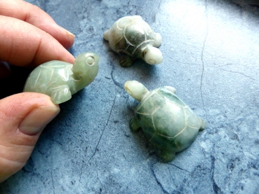 Jadeit Anhänger Chinesische Jade Schildkröte ca. 35x26mm