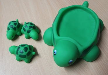 Schildkröte mit drei Babys Bade Set - Turtle With Babies Bath Set (grün/dunkelgrün)