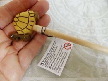 Holz Bleistift aus hellem Holz mit oben auf einer Schildkröte
