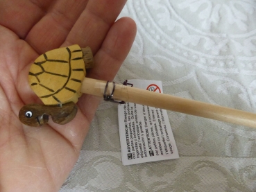 Holz Bleistift aus hellem Holz mit oben auf einer Schildkröte