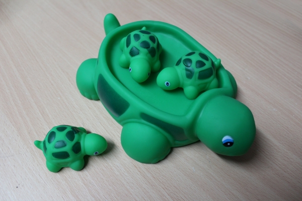 Schildkröte mit drei Babys Bade Set - Turtle With Babies Bath Set (grün/dunkelgrün)