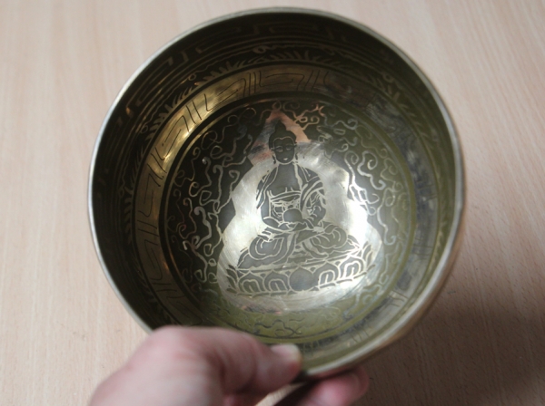 Tibetische Klangschale mit Gravur - Buddha - 14cm