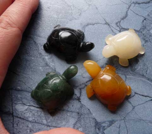 Mittlere "Silja" Jade oder Quarz Halbedelstein Schildkröten