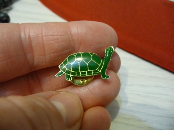 Anstecker / Pin Landschildkröte Größe 2x1,3cm